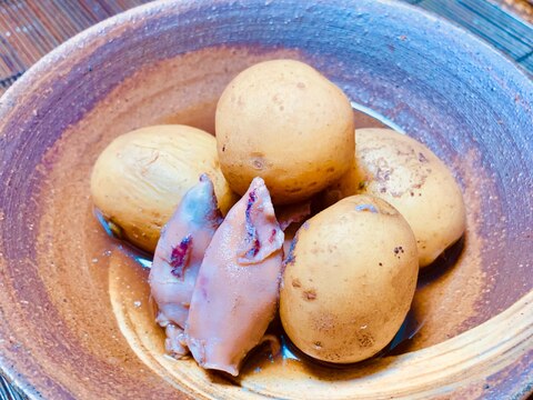 お酒がすすむ、新じゃがとひいかの煮物